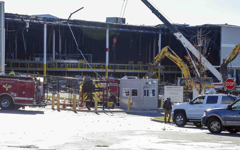 Personal de emergencias evalúa los daños después de que una construcción colapsara por el clima dentro del almacén de distribución de Amazon en Baltimore. (AP)