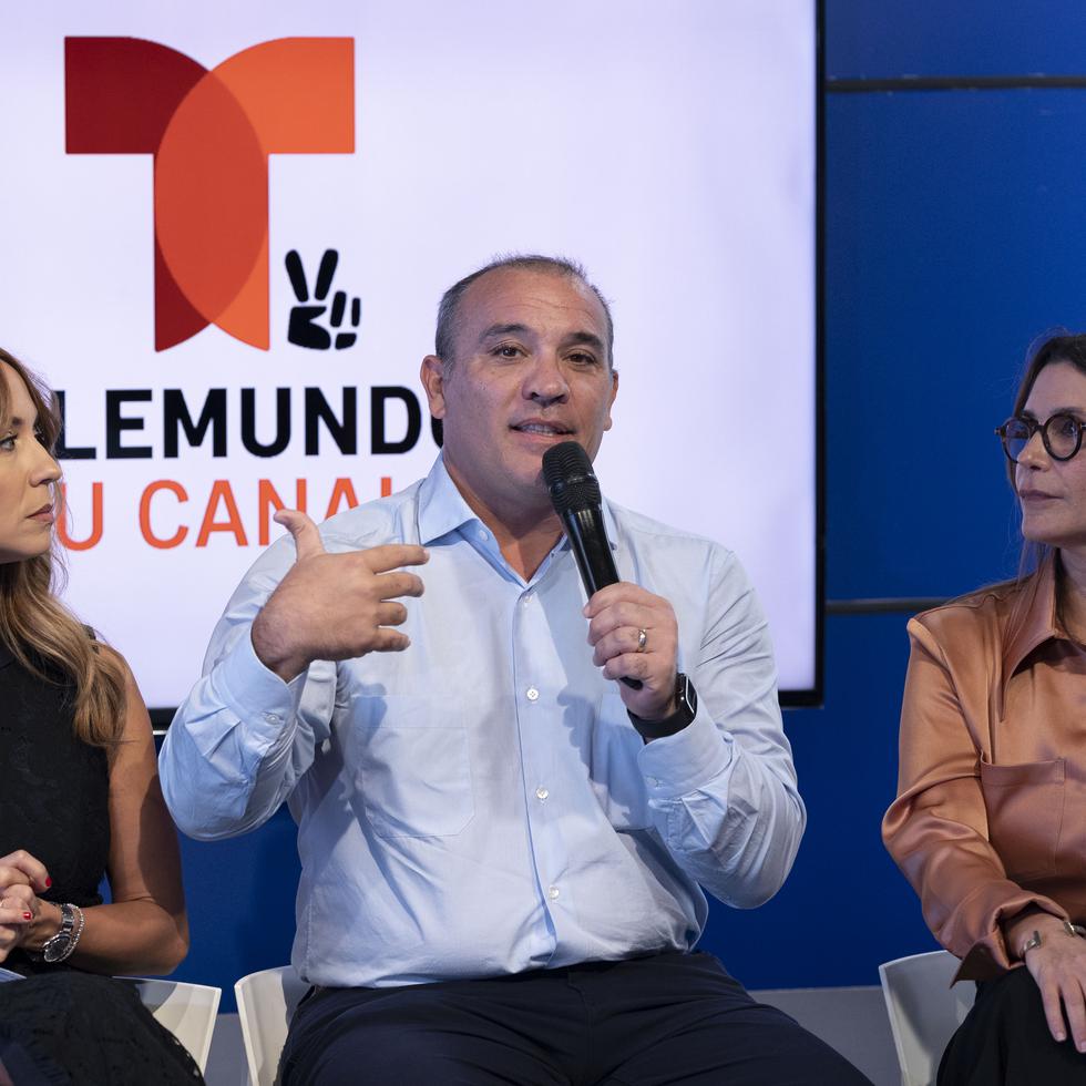 De izquierda a derecha, la presentadora Alexandra Fuentes; Pedro Zorrilla, principal oficial ejecutivo de GFR Media; y  Anaymir “Tuti” Muñoz, de Puerto Rico Events durante la presentación de la carrera.