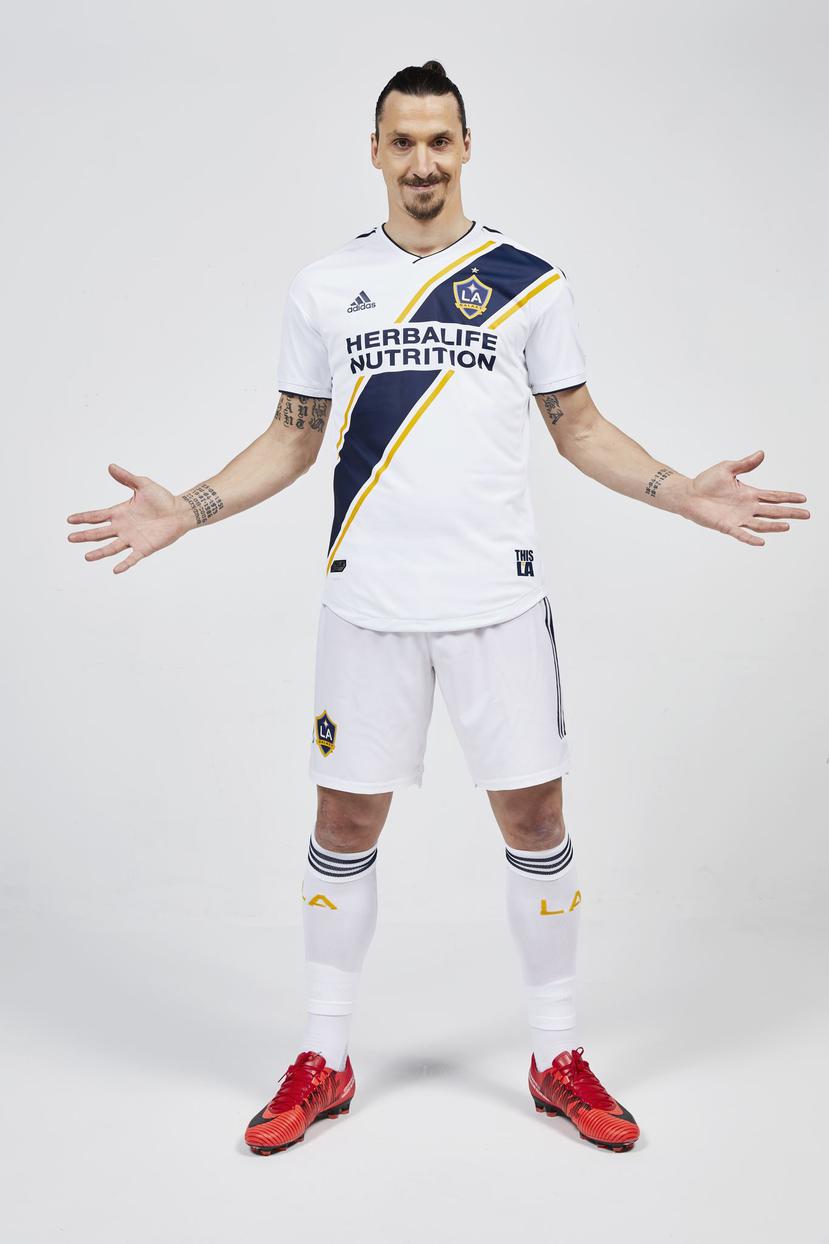 Zlatan Ibrahimovic posa con su nuevo uniforme del LA Galaxy. (AP)