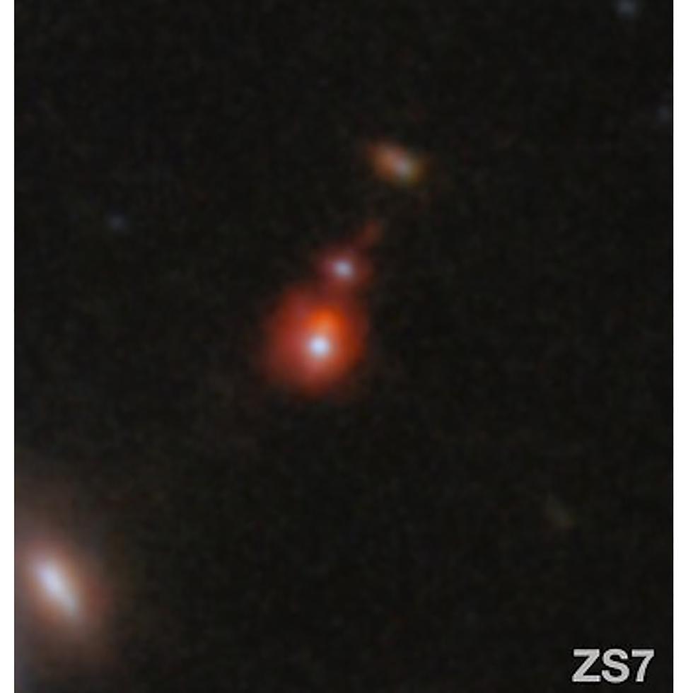 En esta imagen publicada por la NASA aparece el sistema de galaxias ZS7, que revela la emisión de hidrógeno ionizado en naranja, y la emisión de oxígeno doblemente ionizado en rojo oscuro.