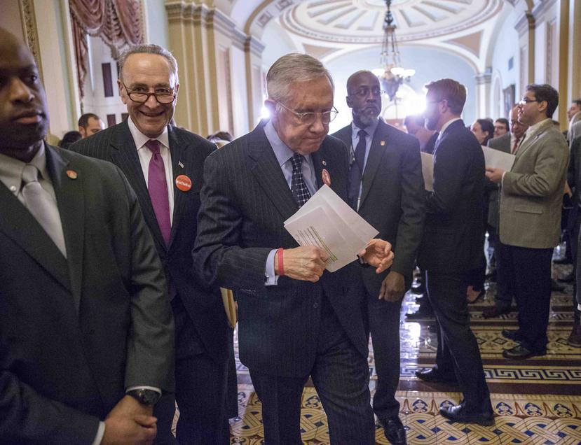 El senador demócrata Harry Reid (centro) pidió al líder de la mayoría republicana del Senado, Mitch McConnell, pidiendo la designación de un grupo de trabajo para buscar una solución a la crisis financiera de Puerto Rico. (AP / J. Scott Applewhite)