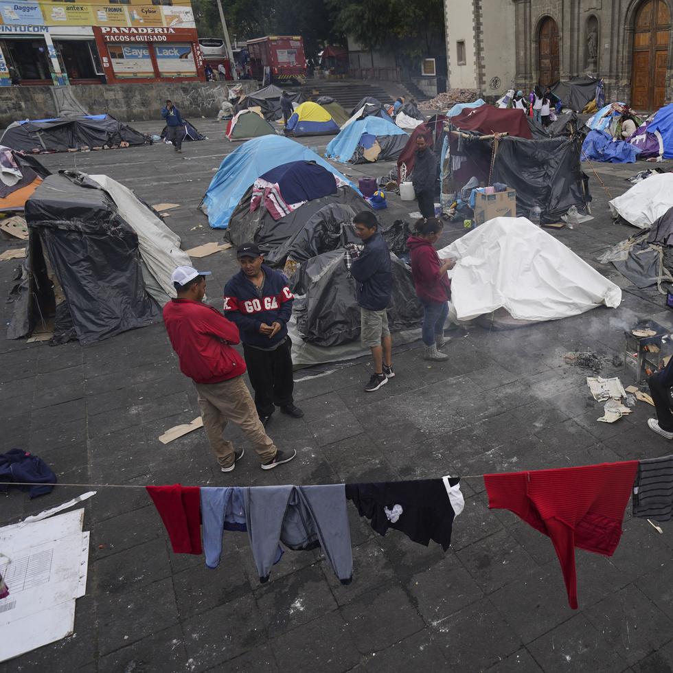 Migrantes acampan en tiendas de campaña frente a la Iglesia de la Santa Cruz y La Soledad en Ciudad de México.