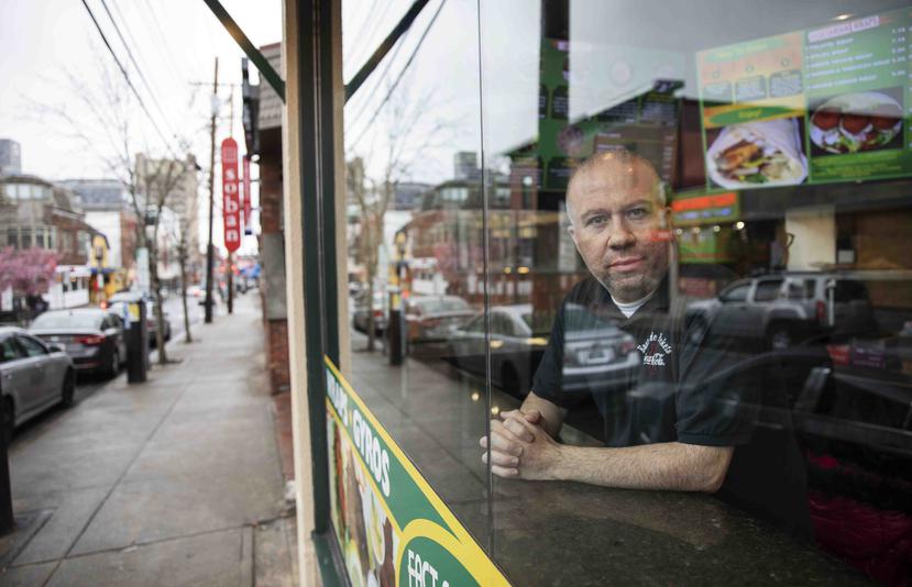 Paul Boutros, propietario de East Side Pockets, un pequeño restaurante próximo a la Universidad de Brown, mira hacia la calle vacía luego de que los estudiantes se marchasen a sus casas hace dos semanas. (AP)