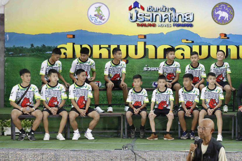 Los miembros del equipo de fútbol rescatado y su entrenador se sientan durante una conferencia de prensa para discutir su terrible experiencia en la cueva en Chiang Rai, al norte de Tailandia, el miércoles 18 de julio de 2018. (AP)