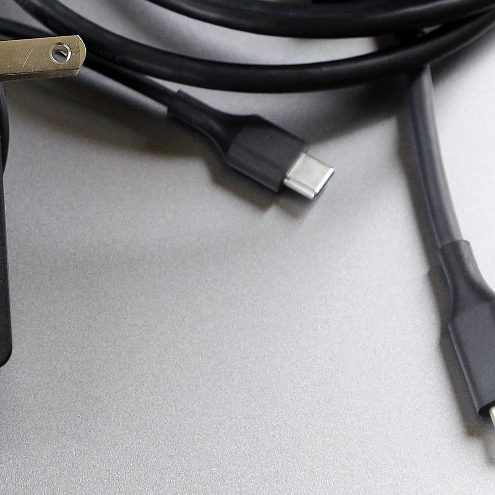 Un cable  USB-C.