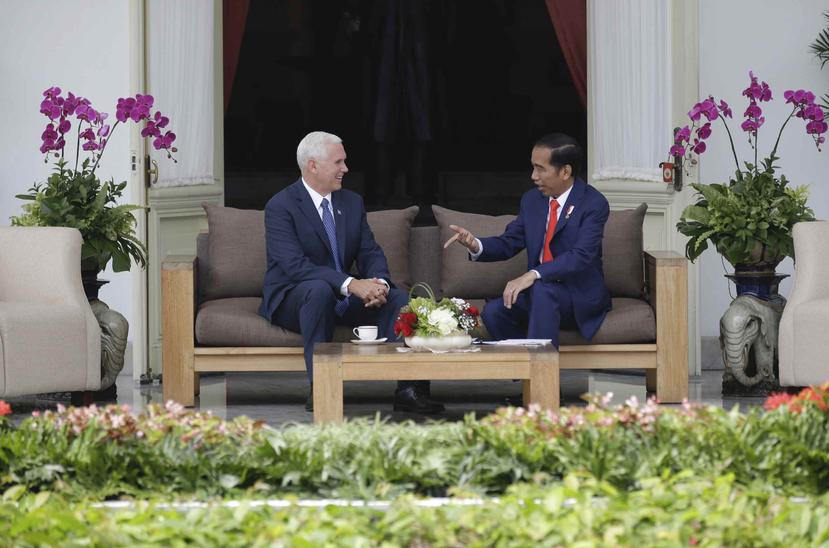 Pence visitó al presidente indonesio, Joko Widodo. (AP)