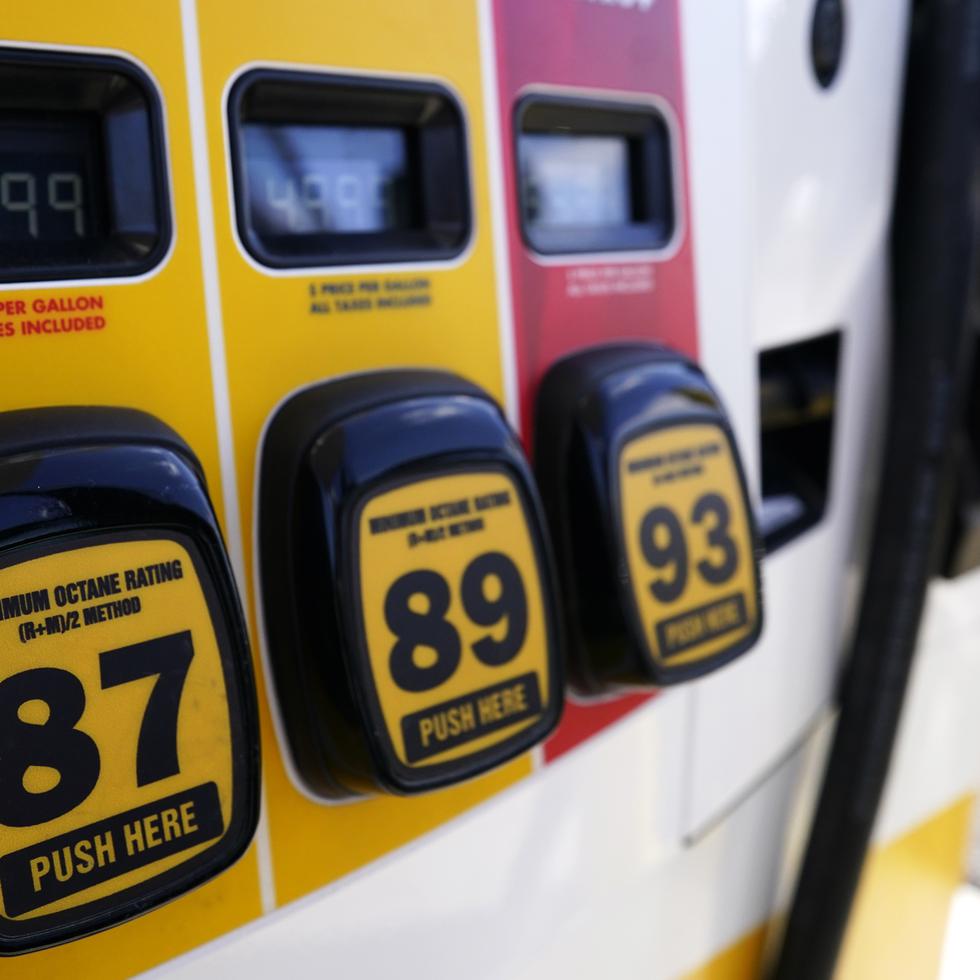 La asociación automovilística AAA dijo que el precio promedio de un galón (3.8 litros) de gasolina ha aumentado 43% a $4.10 respecto del año pasado, aunque ha descendido en las últimas semanas.