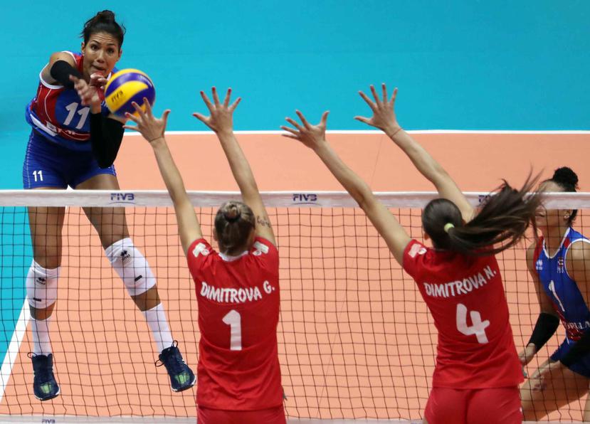 Karina Ocasio (rematando) se convirtió en la primera voleibolista puertorriqueña en firmar contrato para jugar en la liga de Indonesia.