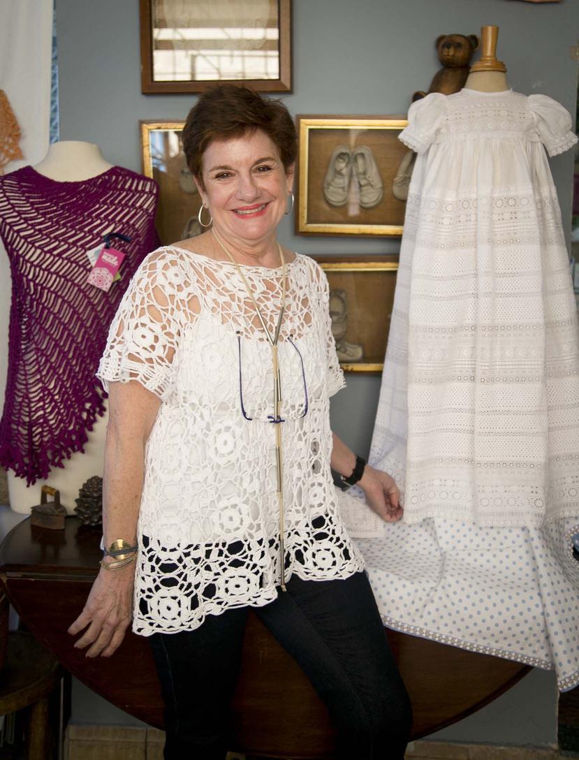 Marilén Toro, propietaria de la tienda Madejas, con algunas de las creaciones que ella y sus estudiantes de tejido elaboran en las clases.