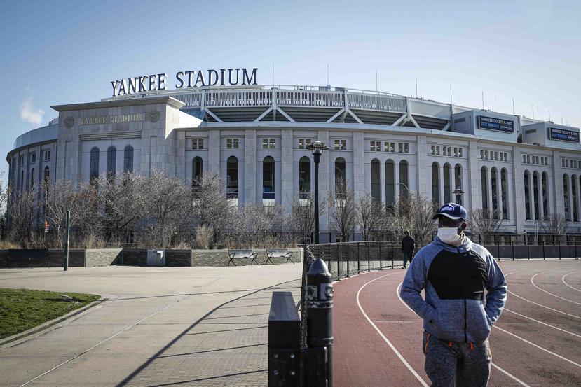 Un individuo con un mascarilla hace ejercicios cerca del Yankee Stadium. (AP)
