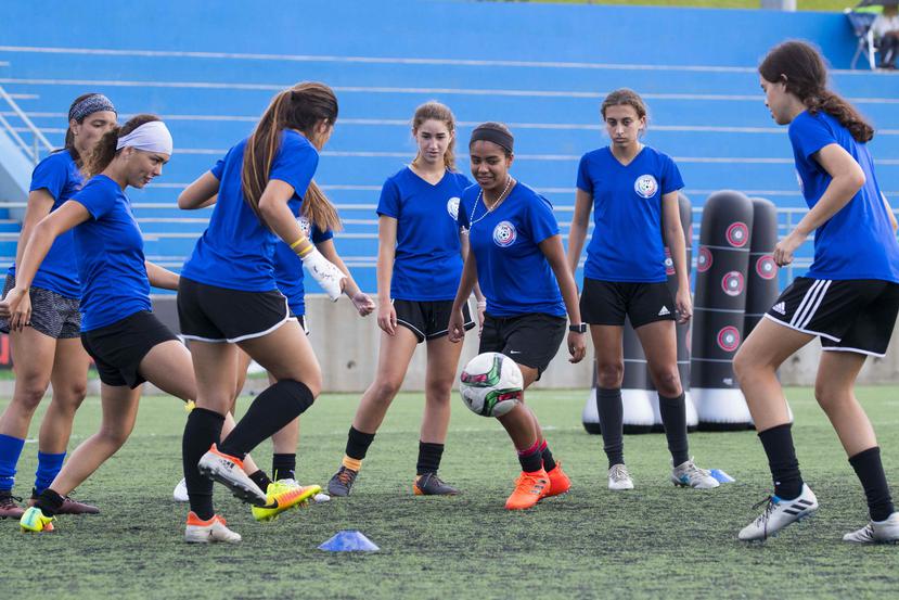 La Selección Nacional de fútbol femenino Sub-17 realiza una práctica en el Bayamón Soccer Complex.