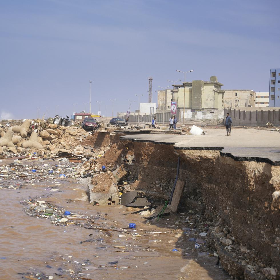 En esta imagen proporcionada por el gobierno libio, una carretera costera se ve destruida tras fuertes inundaciones en Derna, Libia, el lunes 11 de septiembre de 2023. (Gobierno libo via AP)