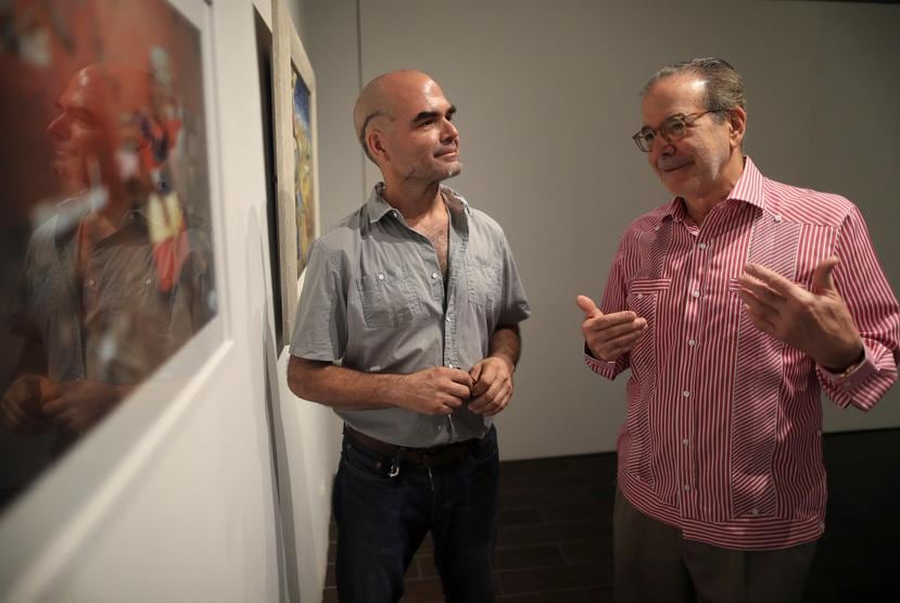 Ignacio Cortés y Juhasz en la galería de una de las exhibiciones, que  incluyen diferentes materiales- fotografías, pinturas, documentos, videos, instalaciones y otros elementos.