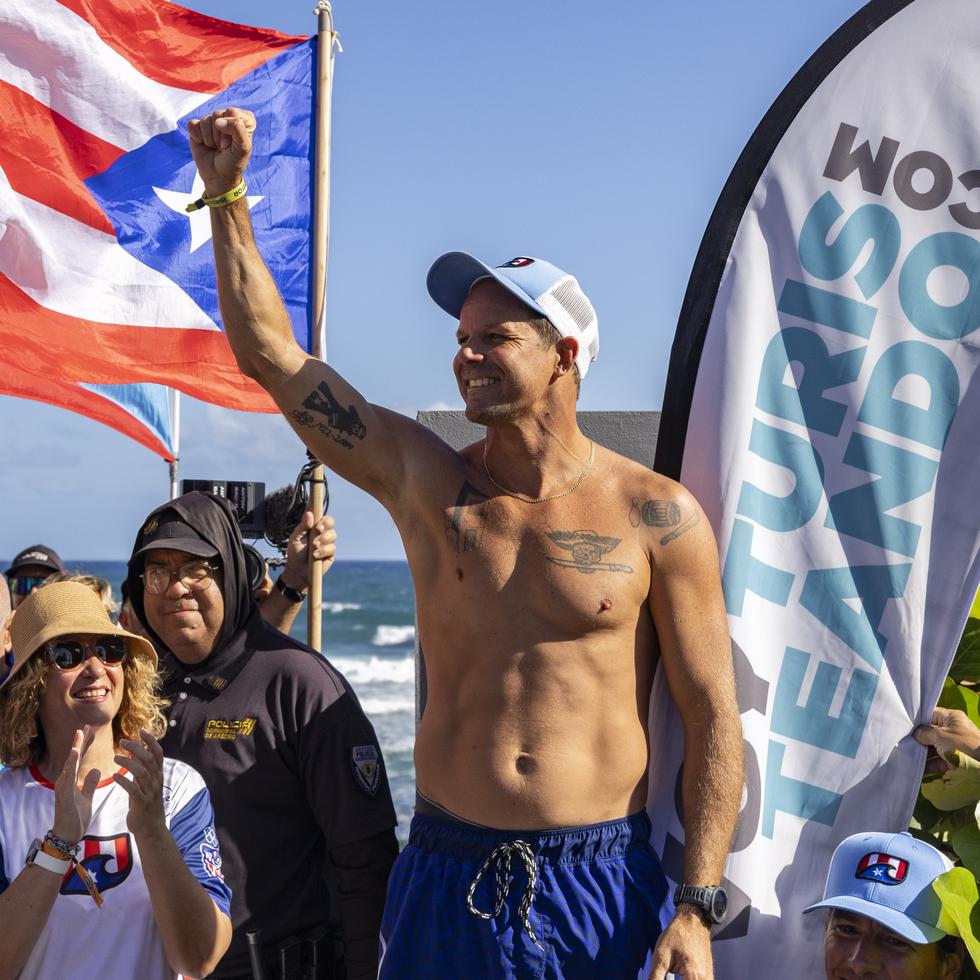 Brian Toth saluda al público tras terminar su participación en el Mundial de Surfing.