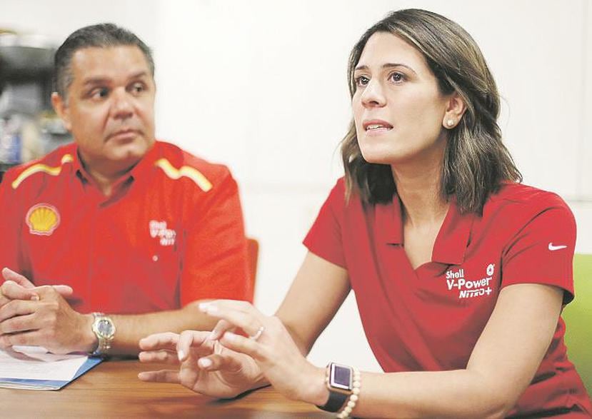 A la derecha, María Rodríguez Moyá, ingeniera química e integrante del equipo de desarrollo de gasolina de Shell en Houston, Texas. La acompaña Hiram Acevedo, gerente de Ventas y Mercadeo de Shell.