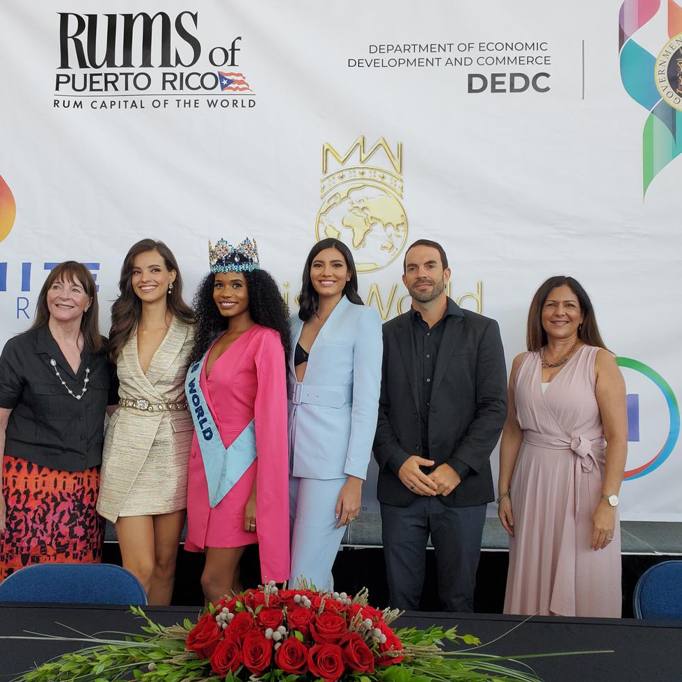 Desde la izquierda, Julia Morley,CEO de Miss World, las reinas de belleza Vanessa Ponce, Toni-Anne Singh, Stephanie Del Valle, Francisco "Paco" López y Nereida Amador.