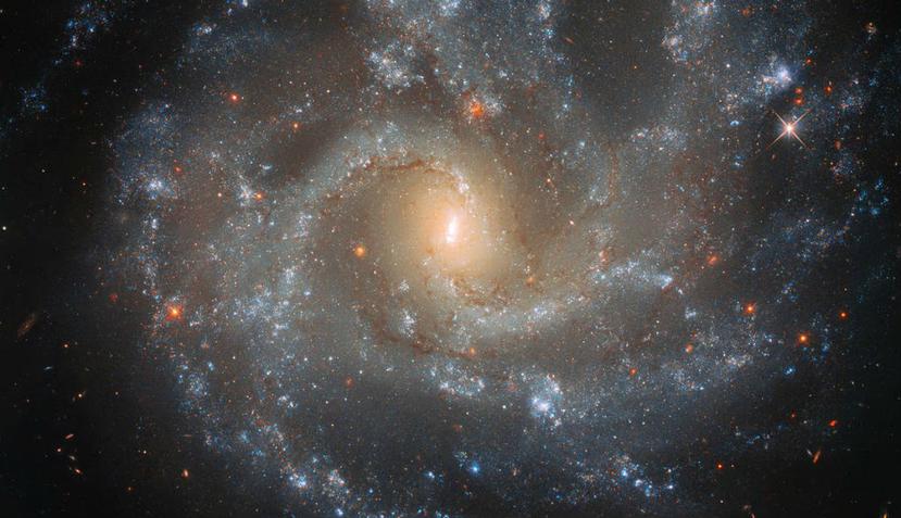 Al captar la galaxia NGC 5468 de frente, se puede apreciar el patrón espiral abierto como pocas veces lo logra captar el telescopio (NASA).