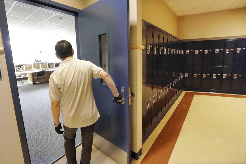 Un intendente abre la puerta de la escuela secundaria Bothell, en Washington. (AP/Elaine Thompson)