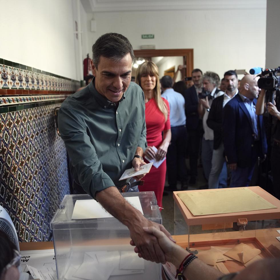 El presidente del gobierno español y candidato del Partido Socialista, Pedro Sánchez, saluda a un trabajador electoral al votar en un centro de votación el domingo 23 de julio de 2023, en Madrid, España. (AP Foto/Emilio Morenatti)