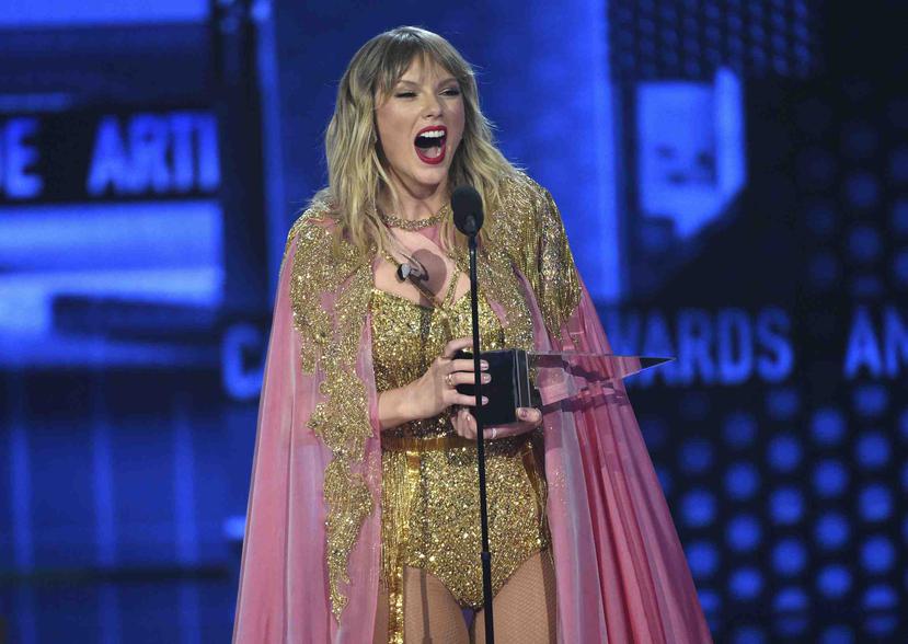 Taylor Swift recibe el American Music Award a la artista de la década. (AP)