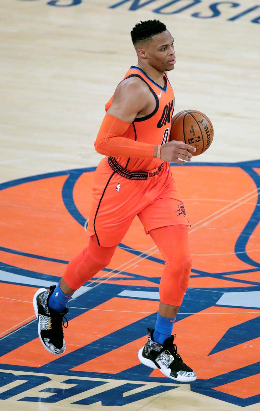 Russell Westbrook avanza con el balón en el partido entre Oklahoma City Thunder y New York Knicks en Madison Square Garden. en Nueva York. (EFE)