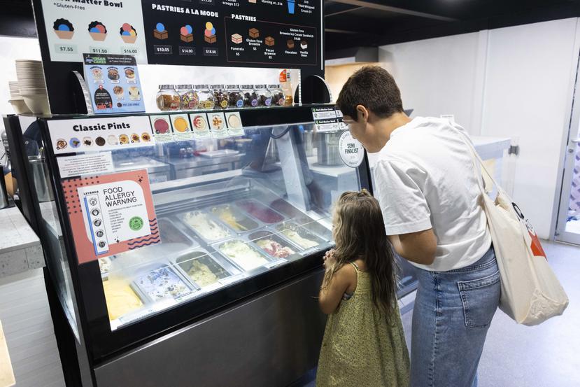 Diariamente, Vía Láctea Scoop Shop recibe visitantes que van a disfrutar de sus deliciosos helados.