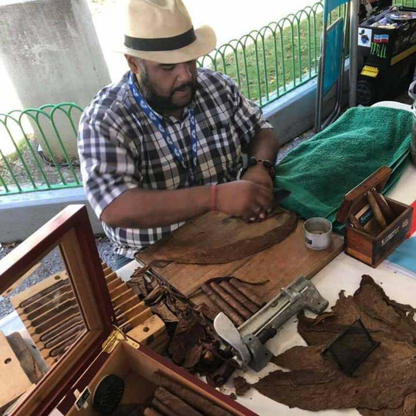 Uno de los artesanos residentes del sur muestra cómo confecciona sus piezas. (Suministrada).
