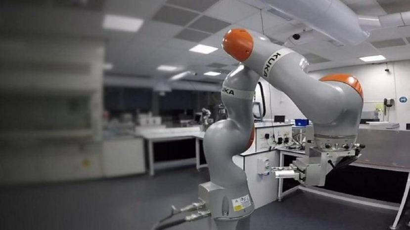 "robot científico" capaz de realizar experimentos de laboratorio.