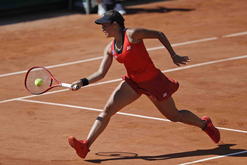 Mónica Puig juega contra Iga Swiatek en la tercera ronda del Roland Garros. (AP/Pavel Golovkin)