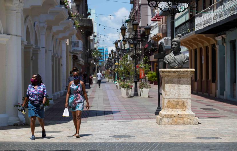 Mujeres con mascarillas caminan por la Zona Colonial de Santo Domingo. (Agencia EFE)