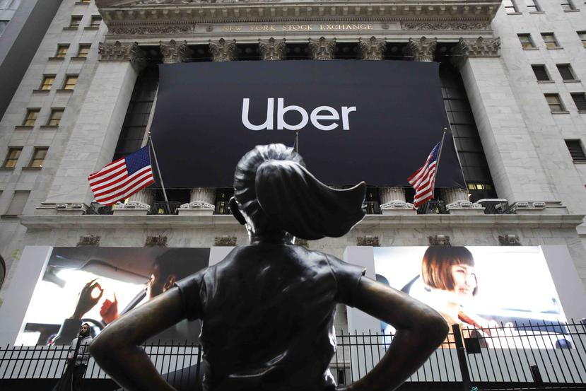 La estatua de Fearless Girl "observa" el logo de Uber en Wall Street. (AP / Mark Lennihan)