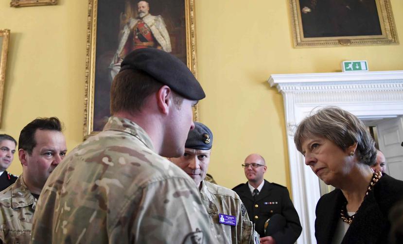 La primera ministra británica, Theresa May, conversa con varios oficiales que investigan el envenenamiento. (AP)