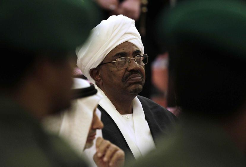 En esta foto de archivo del 25 de octubre de 2011, el presidente sudanés Omar al-Bashir asiste al funeral del príncipe heredero saudí Sultán bin Abdul-Aziz Al Saud, en Riad, Arabia Saudí. (AP Foto/Hassan Ammar, Archivo)