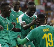 Mbaye Niang (19) celebra su gol con sus compañeros. (AP)