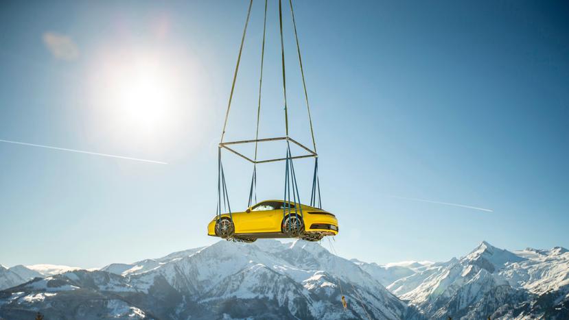 Un helicóptero transportó al nuevo 911 a la montaña de Alm, que se encuentra a 4,600 pies de altura en Austria.