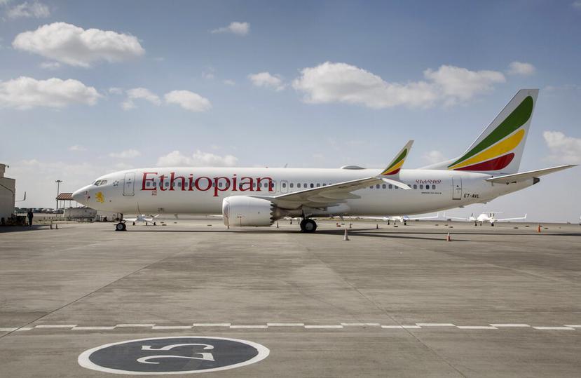 Un avión Boeing 737 Max de Ethiopian Airlines permanece estacionado en la pista del aeropuerto internacional Bole en la ciudad de  Addis Abeba, Etiopía. (AP)