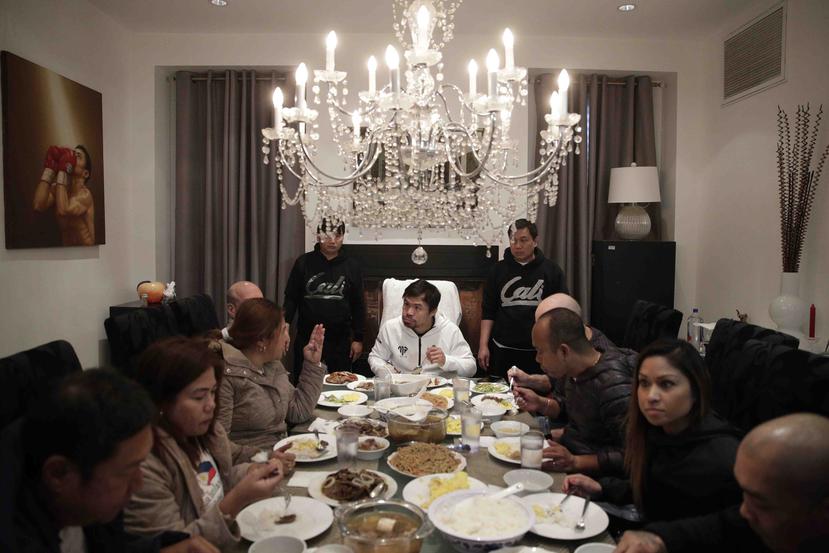 El boxeador filipino Manny Pacquiao, al centro, desayuna con familiares y amigos tras su carrera matutina el lunes, 14 de enero del 2019, en Los Angeles. (AP)