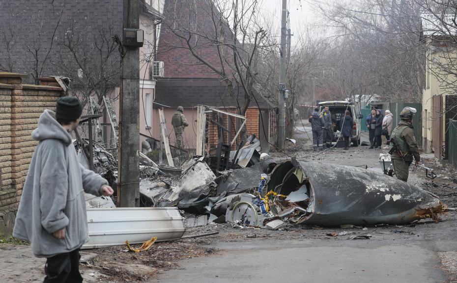Remains of a military apparatus shot down on a street in Kiev.  EFE/EPA/SERGEY DOLZHENKO