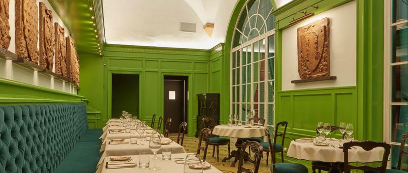 Las paredes del restaurante se destacan por su color verde con detalles blancos y dorados. (Captura de Twitter)