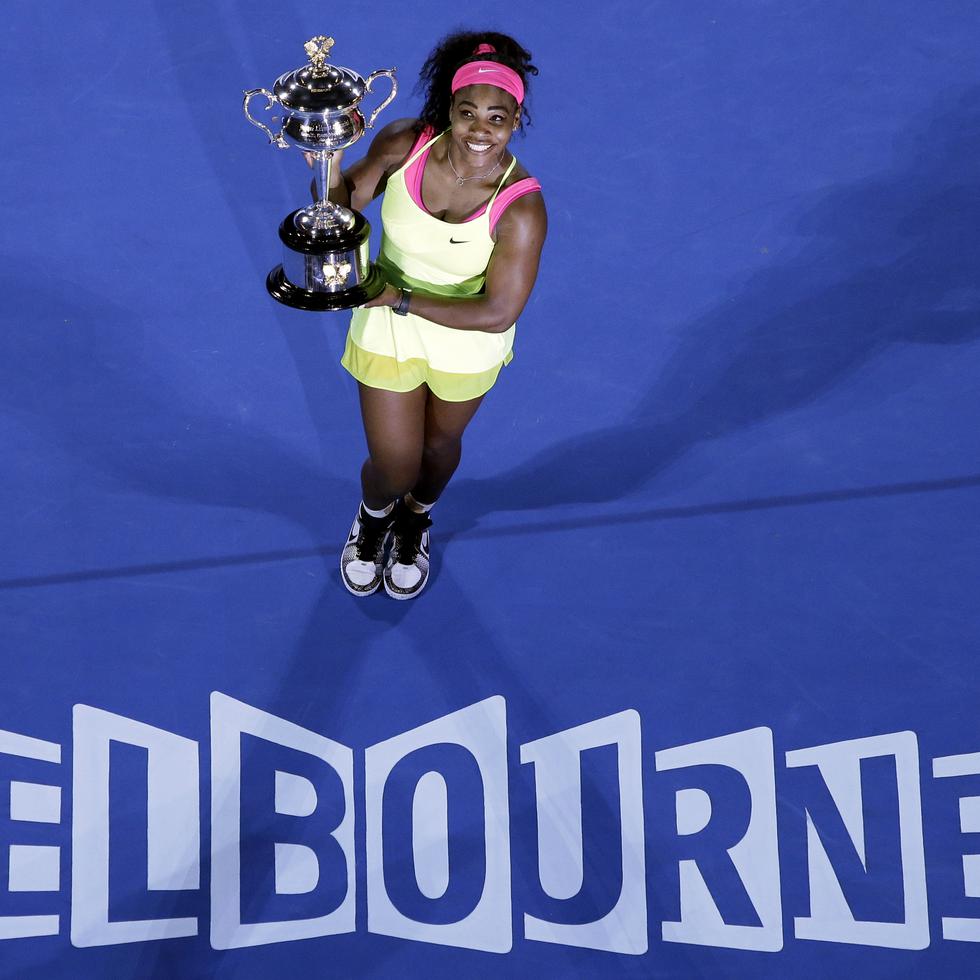 La estadounidense Serena Williams sostiene el trofeo del Abierto de Australia, tras vencer en la final a la rusa Maria Sharapova en el 2015.