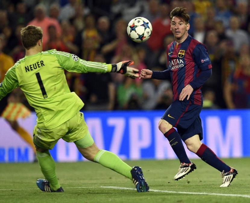 Lionel Messi dispara uno de sus dos goles del partido contra el portero alemán Manuel Neuer.