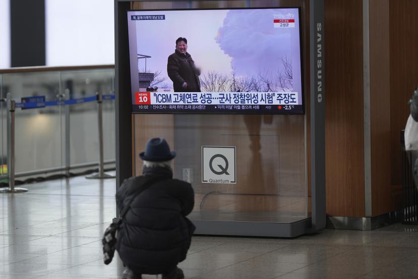 Una pantalla de televisión muestra una imagen de archivo del líder norcoreano Kim Jong Un.
