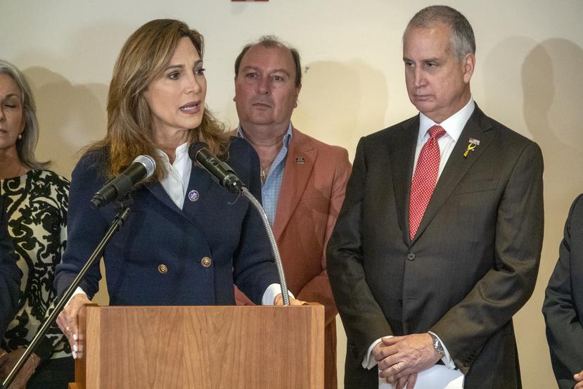 Los congresistas republicanos por Florida, María Elvira Salazar y Mario Díaz-Balart hablan durante una rueda de prensa en Miami, Florida.