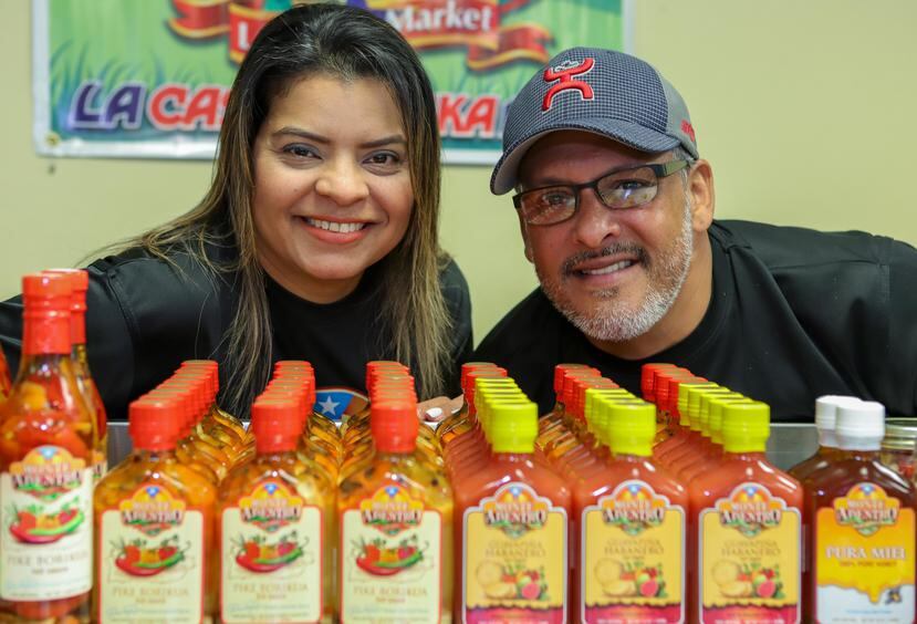 Lizbeth Colorado y Héctor Sotomayor son los fundadores de Monte Adentro, marca puertorriqueña de  productos criollos que se confeccionan de forma artesanal.