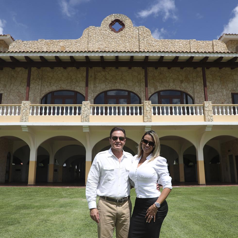 Hacienda Ilusión suele alquilarse para bodas y actividades corporativas. En la foto, Manuel Molina Merle y Lorena Gutiérrez, presidente y  gerente de Ventas, respectivamente.