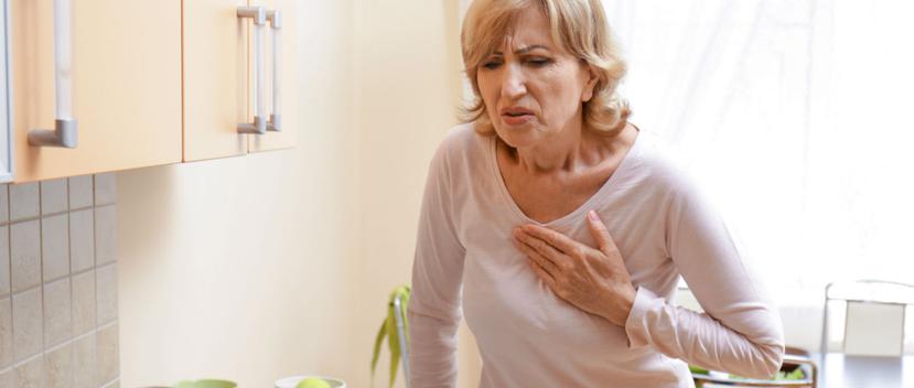 La organización científica instó a las mujeres a solicitar ayuda inmediata en caso de experimentar síntomas de infarto al corazón. (Shutterstock)