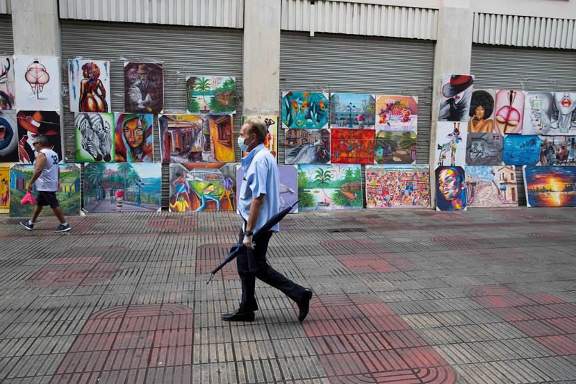 Un hombre camina protegido con mascarilla en un importante paseo peatonal en la Zona Colonial, de Santo Domingo (República Dominicana). (EFE)