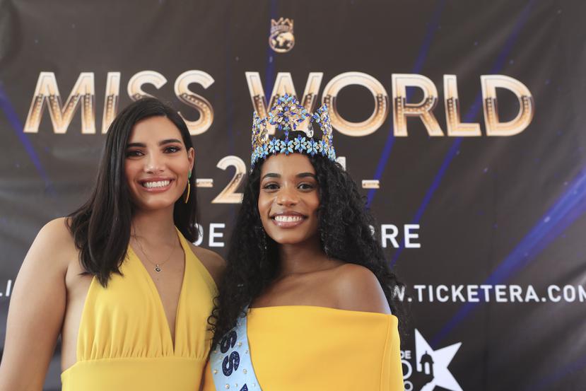 Stephanie del Valle, Miss Mundo 2016, y Miss World 2019, Toni-Ann Singh, quien entregará la corona el próximo año.