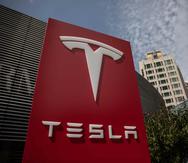 Vista del logotipo de la compañía estadounidense Tesla en su sede de Pekín, China.