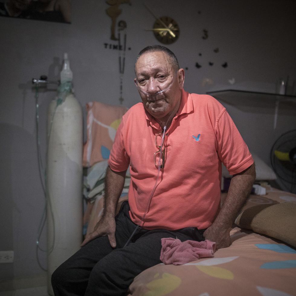 Víctor Escobar se sienta en su casa después de una entrevista en Cali, Colombia, el jueves 6 de enero de 2022. Escobar será el primer colombiano en recibir la eutanasia legalmente sin ser un paciente terminal. La eutanasia para pacientes terminales es legal en Colombia. (AP Foto/Iván Valencia)